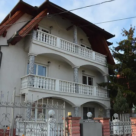 Alojamento de Acomodação e Pequeno-almoço Kristaly Apartman