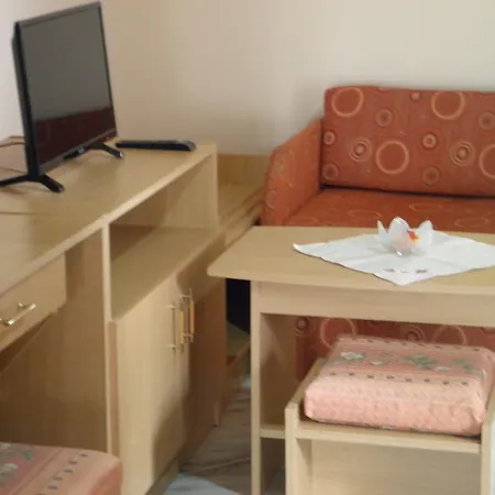 Alojamento de Acomodação e Pequeno-almoço Kristaly Apartman