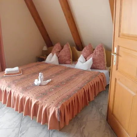 Alojamento de Acomodação e Pequeno-almoço Kristaly Apartman *