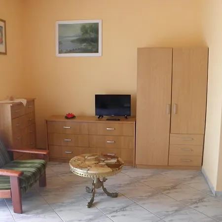 Alojamento de Acomodação e Pequeno-almoço Kristaly Apartman