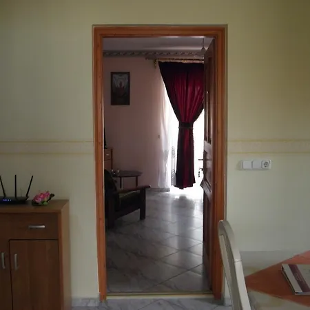Alojamento de Acomodação e Pequeno-almoço Kristaly Apartman