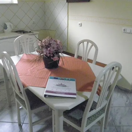 Bed & Breakfast Kristaly Apartman