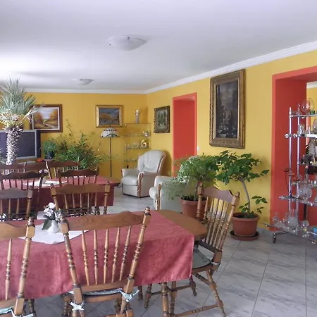 Kristaly Apartman Bed and breakfast *
