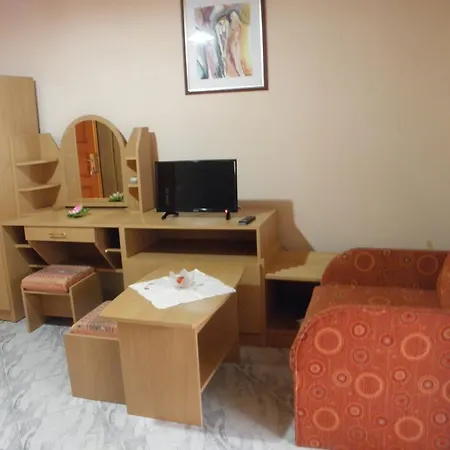 Alojamento de Acomodação e Pequeno-almoço Kristaly Apartman