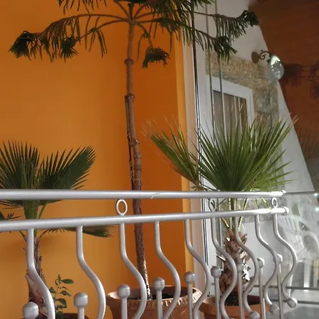 Alojamento de Acomodação e Pequeno-almoço Kristaly Apartman *